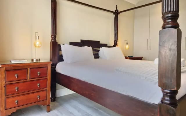Elegant Camps Bay Villa w Pool 150m to Beach