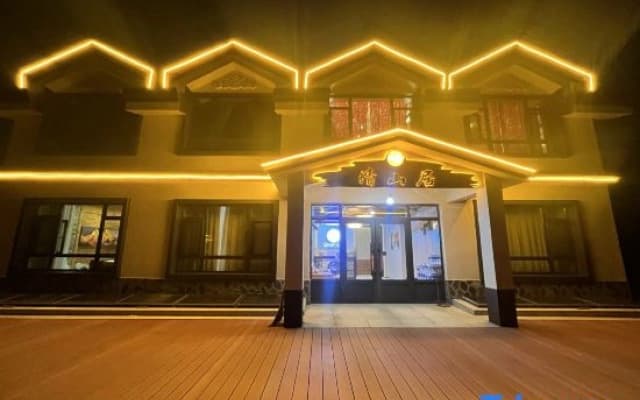 Qingshanju Snowman Wooden House
