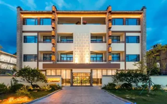 Douzhou Courtyard Hotel (Maoming Xinyi Douzhouli Cultural and Creative Street)