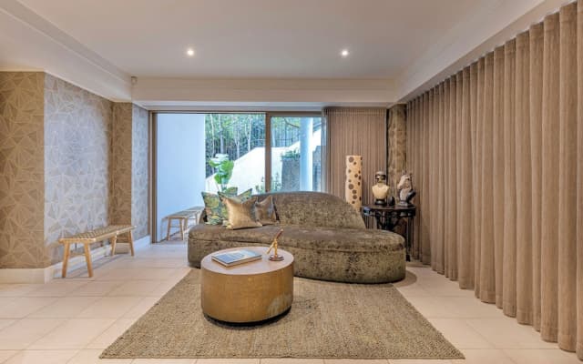 YOLO Spaces - Clifton White House Villa