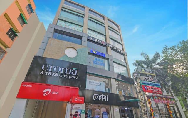 Fabhotel The Crown Aura