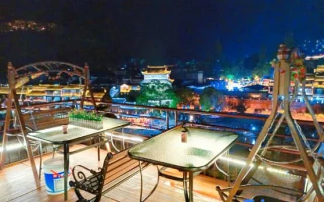 Phoenix Yixiao Qingcheng River View Homestay