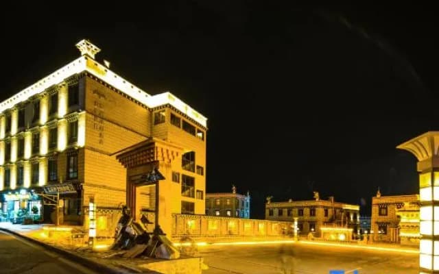 Gongjin Lianri Ecological Cave Hotel (Daocheng Yading Branch)