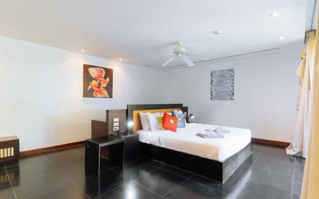 Seaview Own Pool Full-Time Maid V302