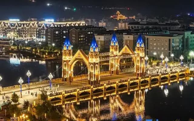 Burqin Xinlv Pinecone Hotel (Internet Celebrity Bridge)
