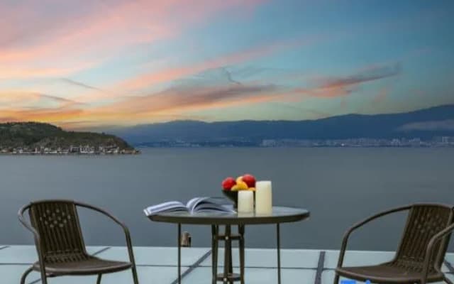 Erhai No.1 | Seaview Azure Skywalk Vacation Boutique Stay (Dali Haidong Town Ideal City)