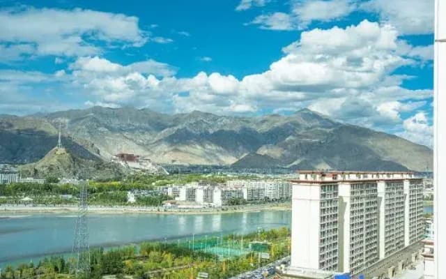 Lhasa James Joyce Coffetel Ruipin Hotel
