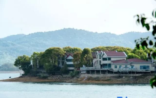 Songzi Bihu Yingyue B&B