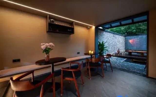 Hua Zhu · Stylist Art Accommodation