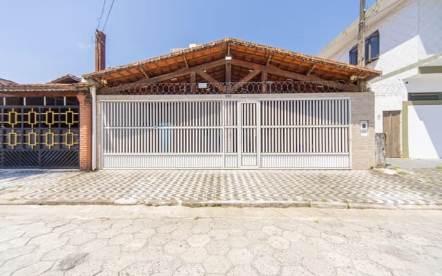 Casa com Piscina a 600m da Praia da Guilhermina