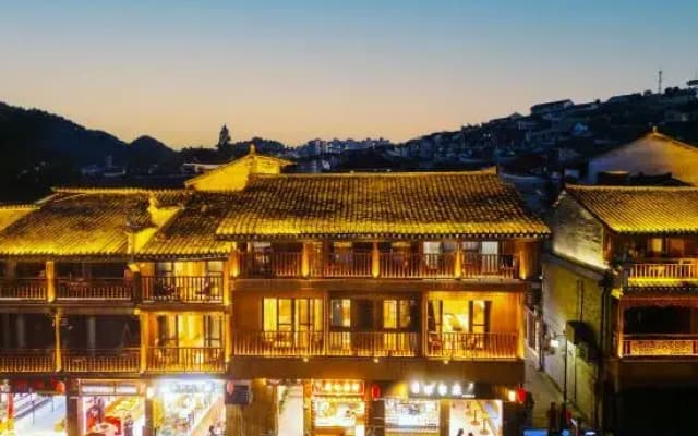 Jingsu Menglan · Beishe Jiangjing Homestay (Phoenix Ancient City Cuicui Water Wedding Shop)