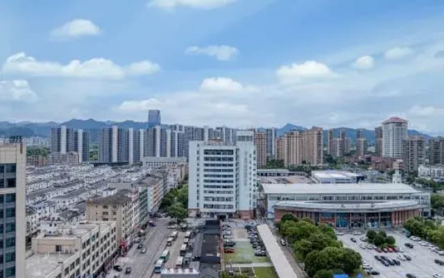 Elong Deluxe International Hotel (Tiantai Mountain High-speed Railway Station)