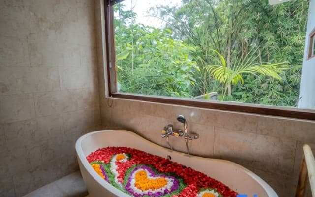 Krish Villa C - 1BR Private Pool & Lush Jungle View Ubud