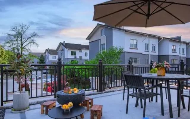 Gushujia Homestay (Anji Lingfeng Tourist Resort)