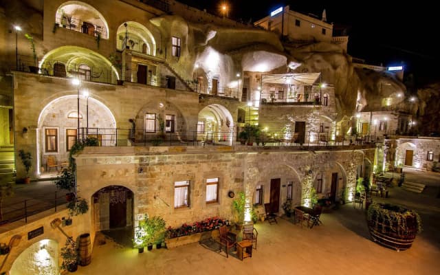 Hera Cave Suites