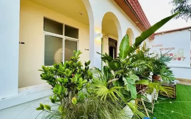 Mountain Pool and Cloud Realm Homestay Hotel