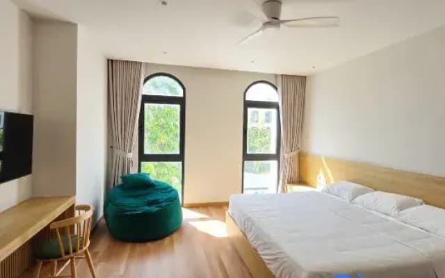 Les Amis Phu Quoc - Grand World whole house 18 pax, near the beach.