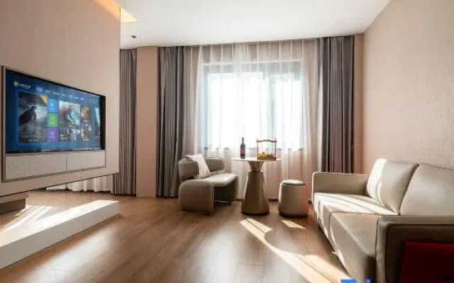 Jiaojiang Paris·Elegant Designer Resort Hotel (Jiazhi Old Street Garden Market Branch)