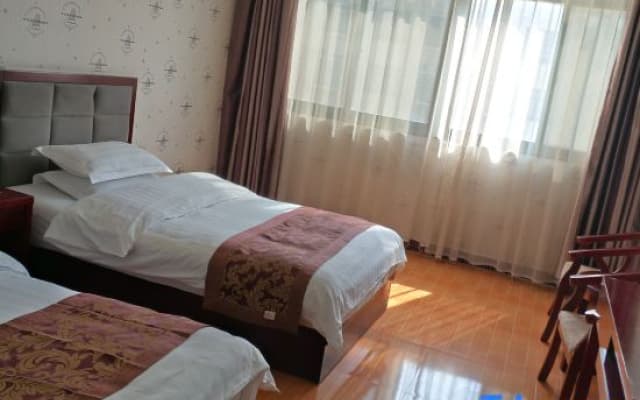 Luoshan Manjianghong Business Hotel