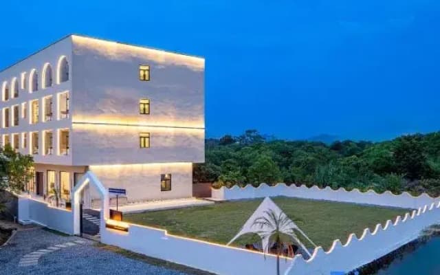 Sunjoy Resort