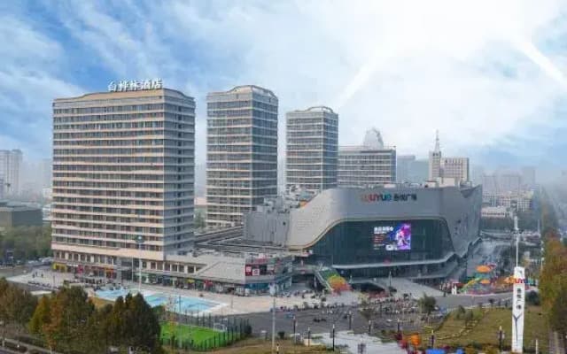 Baihualin Hotel (Xingyang Wuyue Plaza Zhengzhou West Railway Station)