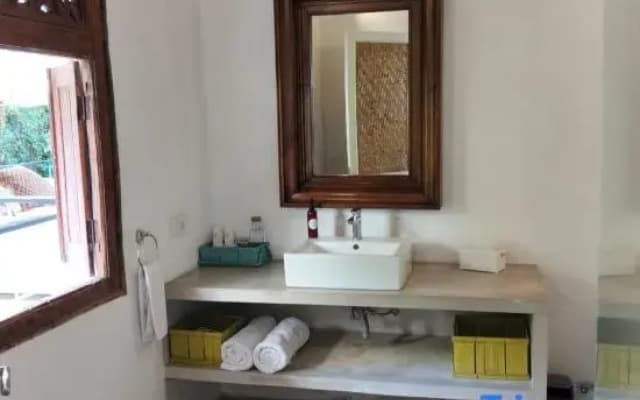 Villa Anh Yeu - 6 BR in Seminyak with Free breakfast & Airport Pick up service
