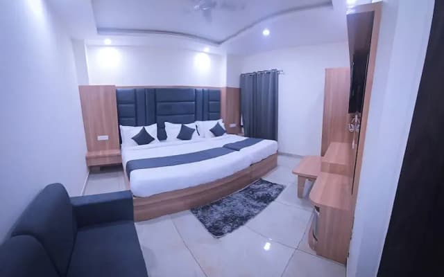 Hotel The Katra Avenue