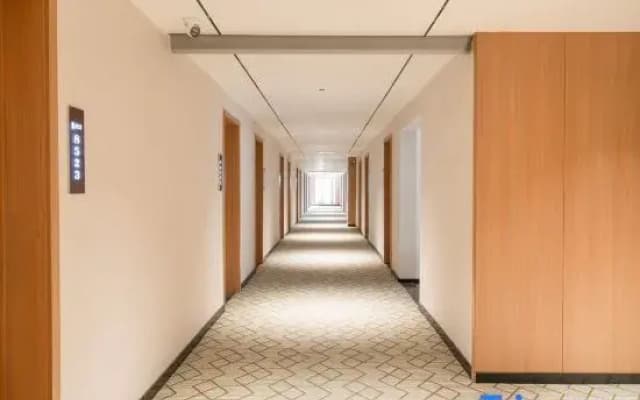Pushu Four Seasons Hotel (Anshun Huangguoshu Avenue East Bus Station)