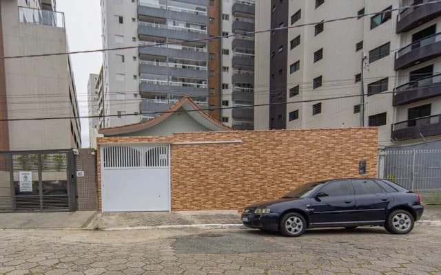 Casa com Piscina e Churrasqueira a 220 m da Praia