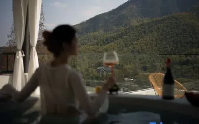 Jingyin · Lume Mountain View & Mist Private Hot Spring Boutique Inn, Anji Yunshang Grassland