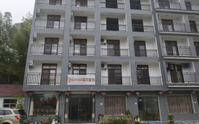 Coloroom Xunjian Inn Luotian Bodaofeng