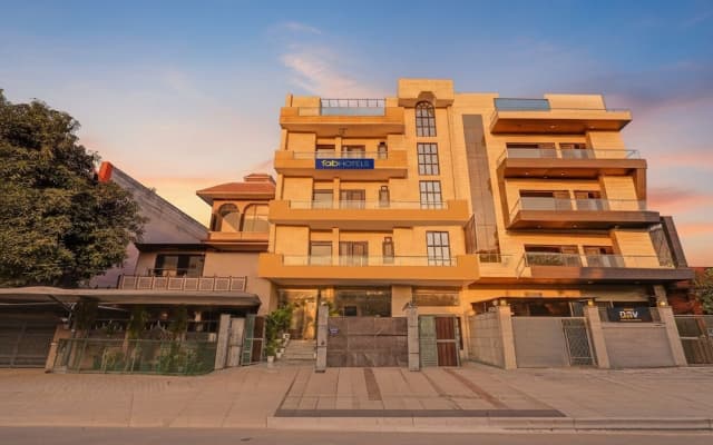 FabHotel Orchid White Inn - 600m from Noida Sector 16 Metro Station Noida