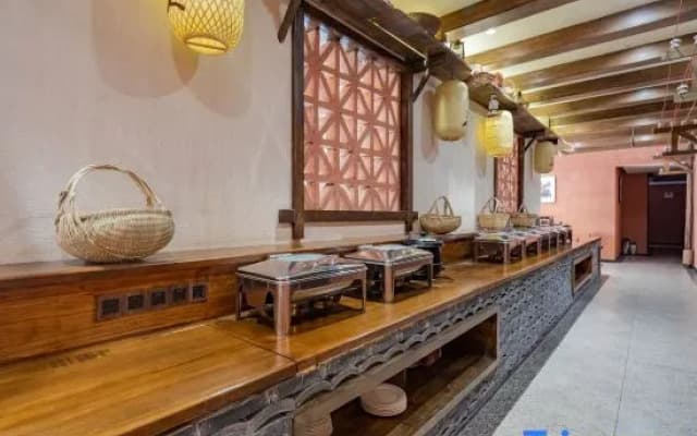 Immersing Hotel (Wenchuan Wolong Shoumoren)