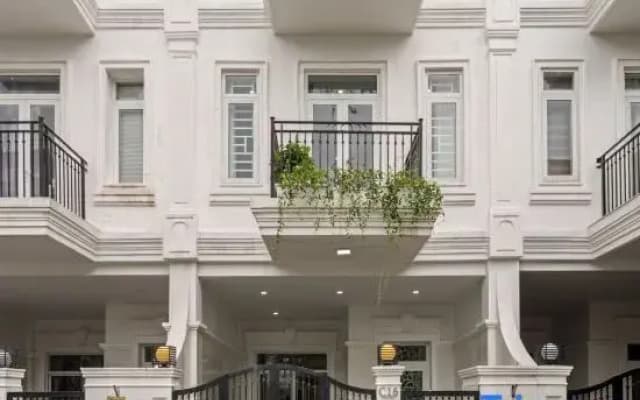4BRs center | free public pool | balcony view pool