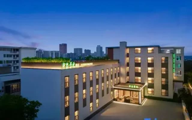 Yiyun Jingyue Hotel (Yingzhou Wanda Plaza Erli Well Night Market)