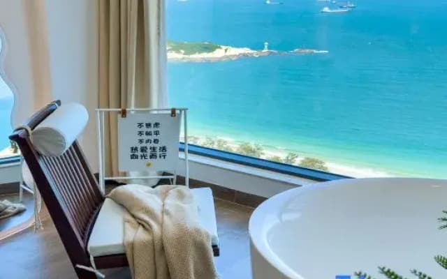 Dongshan Blue Crystal Seaside Homestay (Double-faced Hainanmen Bay Branch)