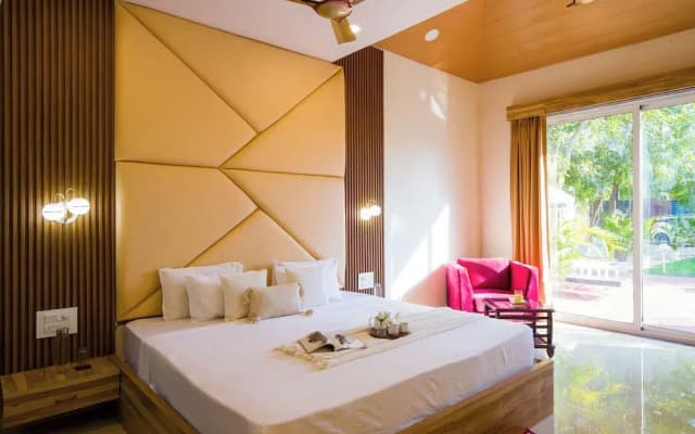 Alaya Stays 5BHK Roohmon's Farm Pvt Pool