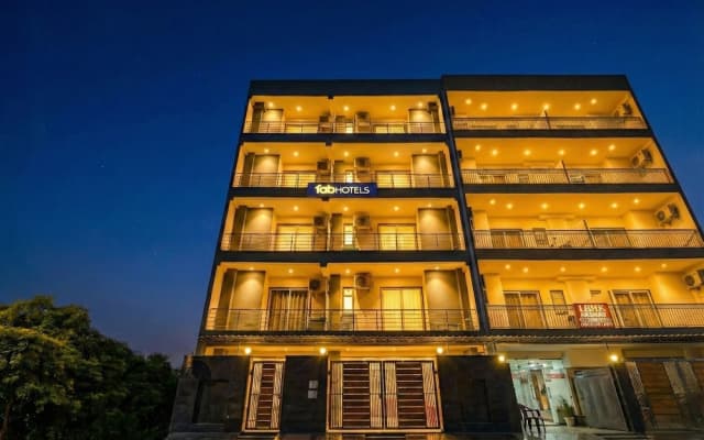 FabHotel Premier Stays - 800m from Artemis Hospitals Gurgaon