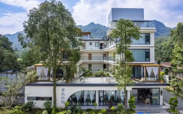 Stellar Vista · Mountain Retreat