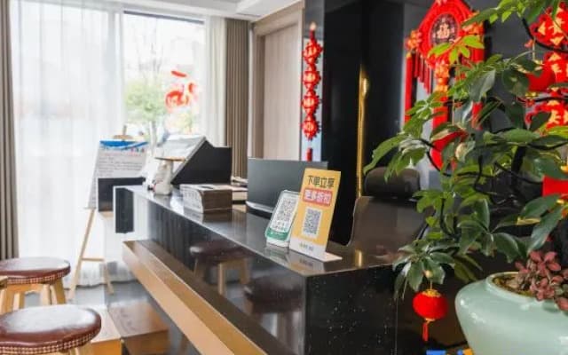 Songfengju Courtyard Hotel (Xingyi Wanfenglin Airport & High-speed Railway Station Branch)