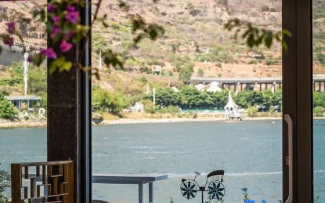On the side of clear water, sunrise on the sea, waterfront and sea view vacation accommodation