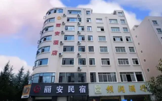 Lian Hotel (Zhaotong Jinhai Building Materials and Home Furnishing City Hejing Plaza Branch)