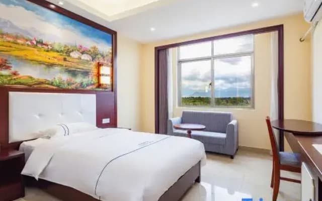 Ledong Longrun Hotel (Flo Town)