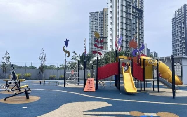 Optimus Medini -- Legoland & SG view & WIFI #3BR2B #5 pax by Cowidea