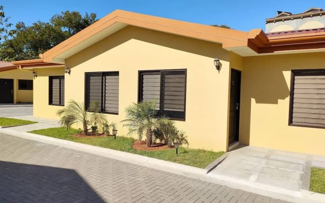 #1 New & Modern 2 bed Suite With Shared Pool