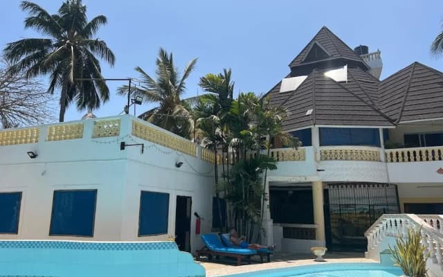 Luxurious 3-bedroom Holiday House With Pool Access in Diani Beach