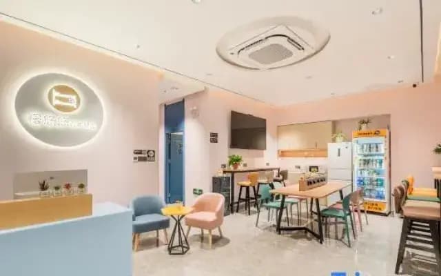 Manyouyou Hostel (Nanjing South Railway Station Shuanglong Avenue Subway Station)