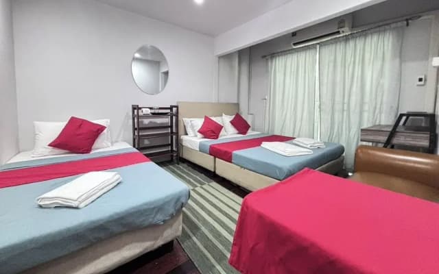 Sunshiny-BB Hostel near Punnavithi BTS station