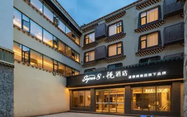 Wyndham's Super 8. Yue Hotel