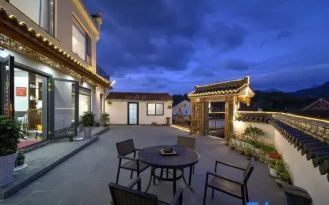 Jiuhuashan Jiushe Zizai Courtyard Homestay (On the Jiuhua Mountain Roushen Baodian)
